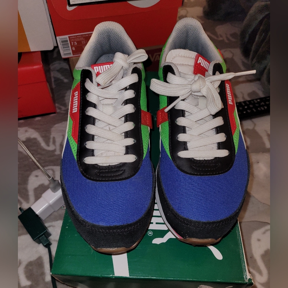 Puma Future Rider Play On Jr sneakers. Boys size 6. Used. Good condition.
